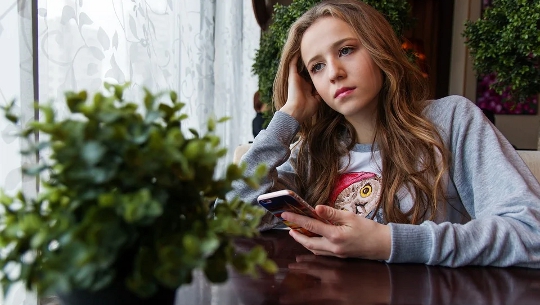 Why So Many Of Us Have Phone Call Anxiety, And How To Get Over It
