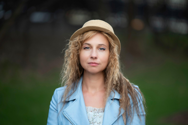 woman wearing a hat