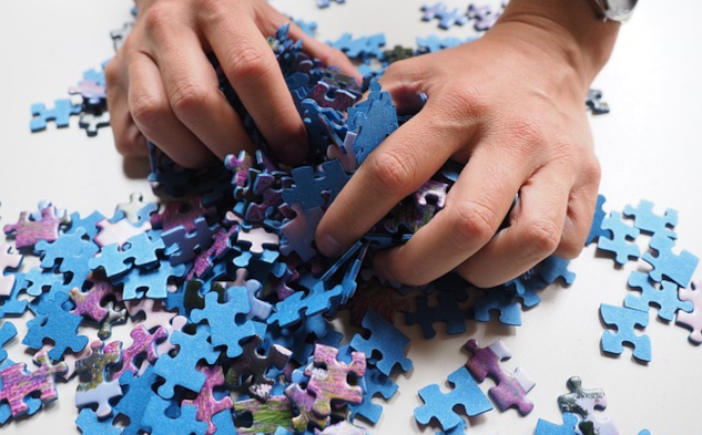 &nbsp;Hands mixing up all the pieces of a puzzle. Image by Hans from Pixabay.&nbsp;
